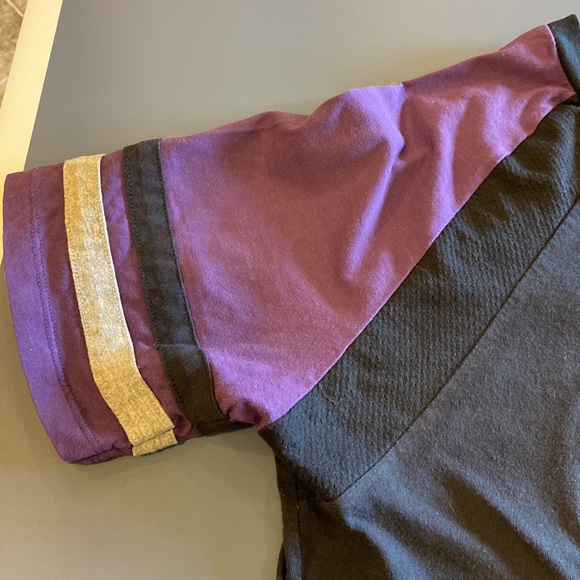 University Of Washington Black And Purple Short Sleeved Tee Shirt - Picture 7 of 7